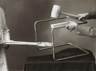 Einsetzen der zusammengedrückten Spannhülse in zwei Rohrelemente
1935 (Ausschnitt, bearbeitet)
Fotograf unbekannt
Collection Alexander von Vegesack, Domaine de Boisbuchet, France