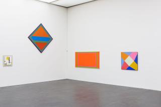 Ausstellungsansicht Kunstmuseums Luzern mit Gemälden von Fritz Glarner, Willy Müller-Brittnau und Verena Loewensberg