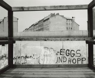 Michael Schmidt, o. T., Serie „Berlin-Kreuzberg, Stadtbilder“, 1983 Silbergelatineabzug, 24 x 30 cm